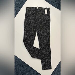 GAP Stretch skinny ankle pant. Pockets and front clasp with zipper closure. 00R